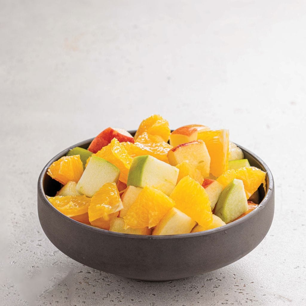 كوب فواكه بالتفاح والبرتقال