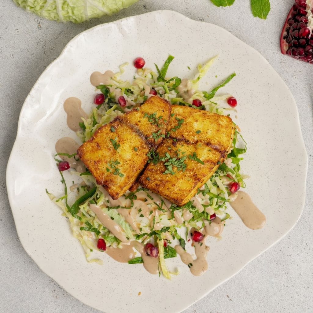 سمك الكوبيا المشوي مع الأرز البني وملفوف سافوي