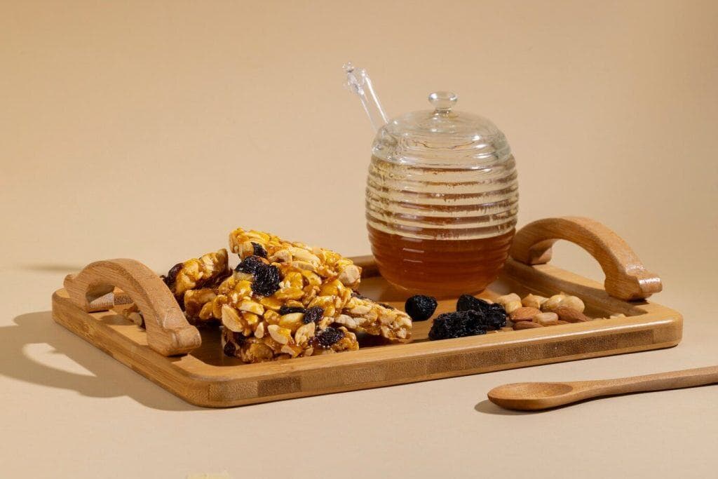 العسل والمكسرات