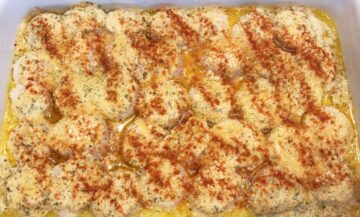 Scallops sprinkled parmesan and paprika.