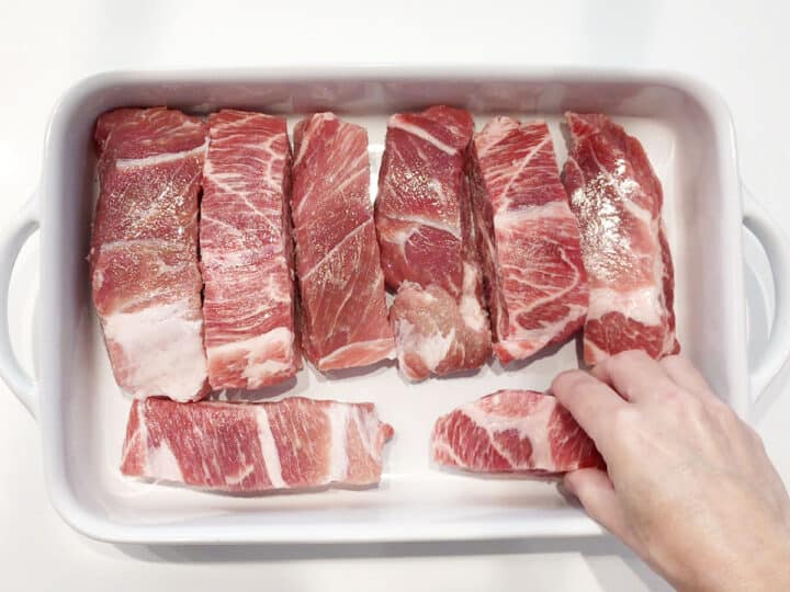 Arranging the ribs in the pan.