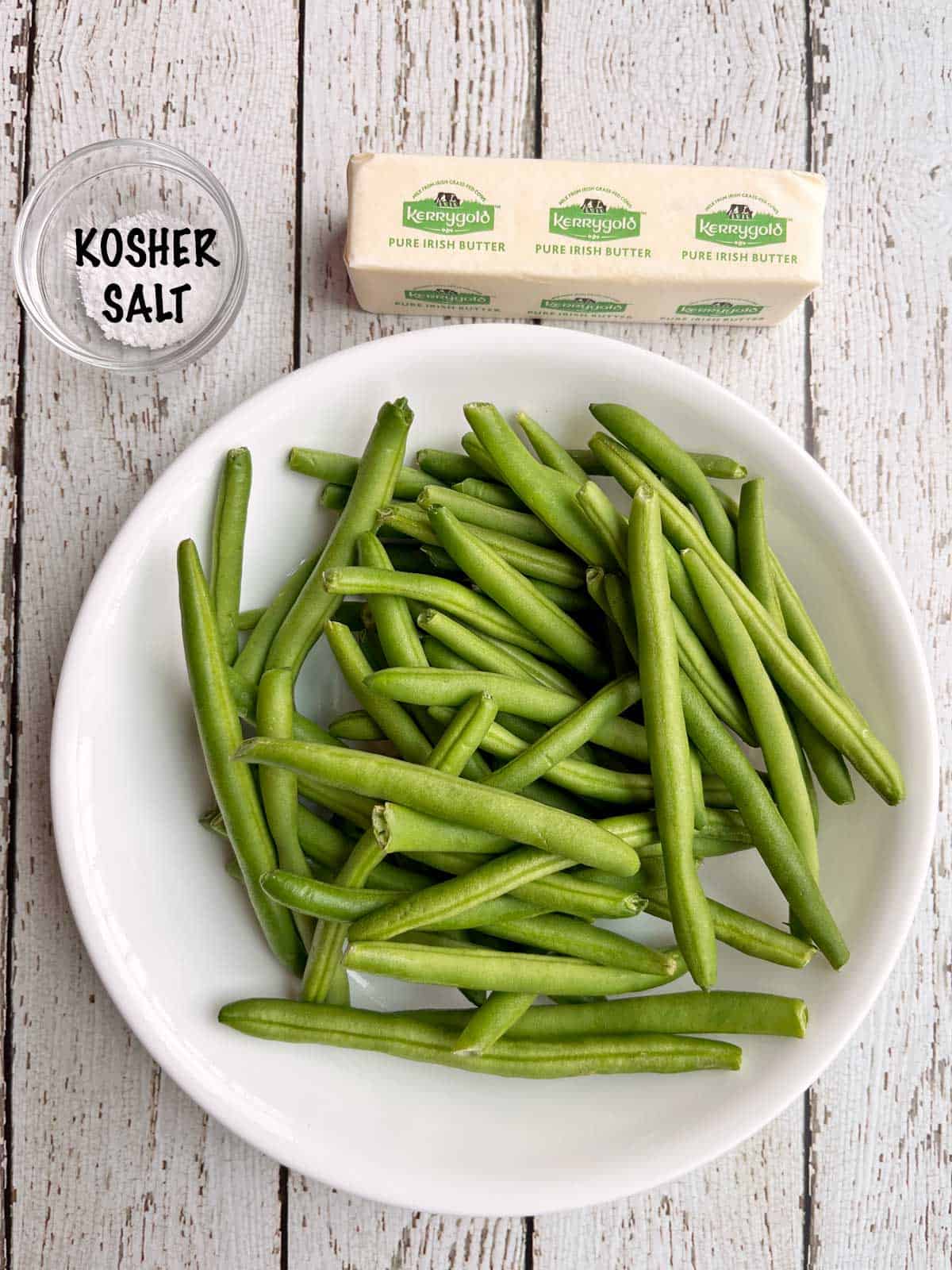 The ingredients needed to boil green beans.