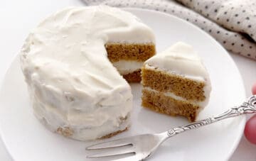 Serving the cake.