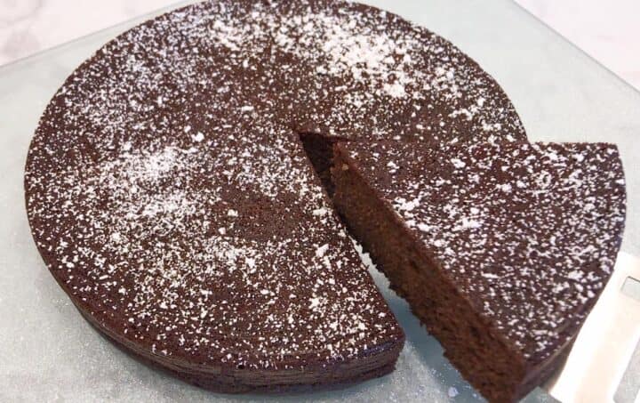 Slicing the cake.