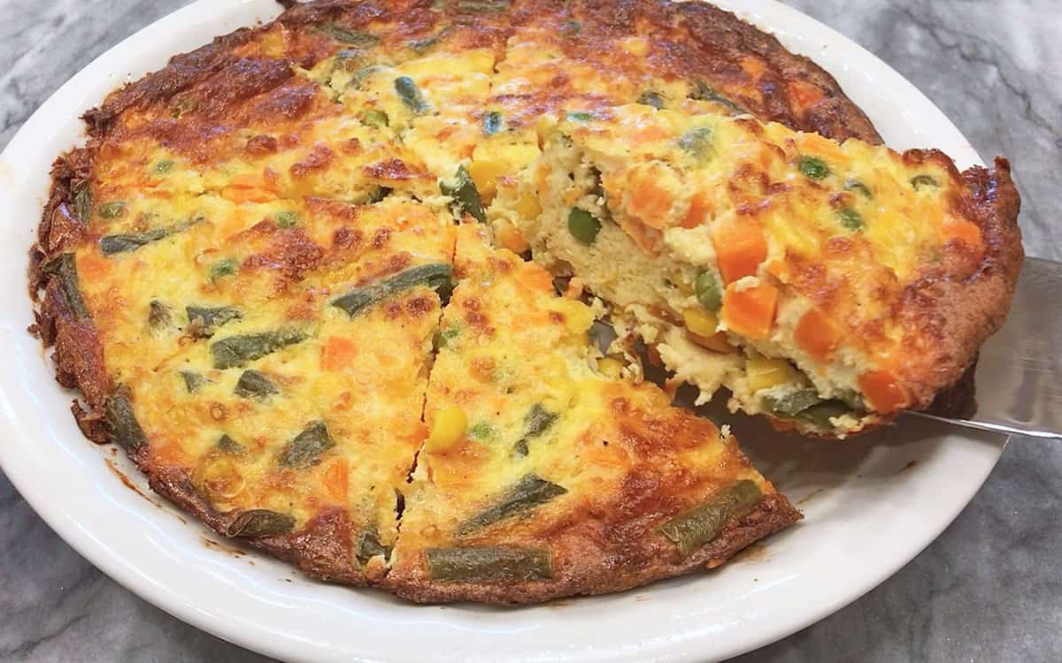Slicing the quiche.